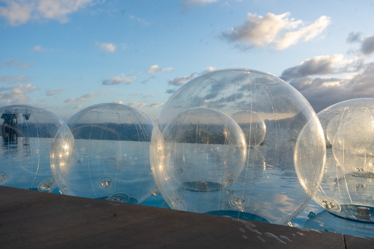 Boules transparentes piscine